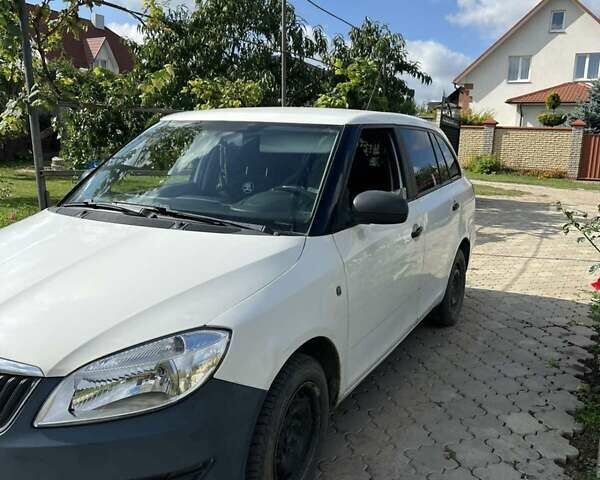 Белый Шкода Фабия, объемом двигателя 1.6 л и пробегом 248 тыс. км за 6400 $, фото 4 на Automoto.ua
