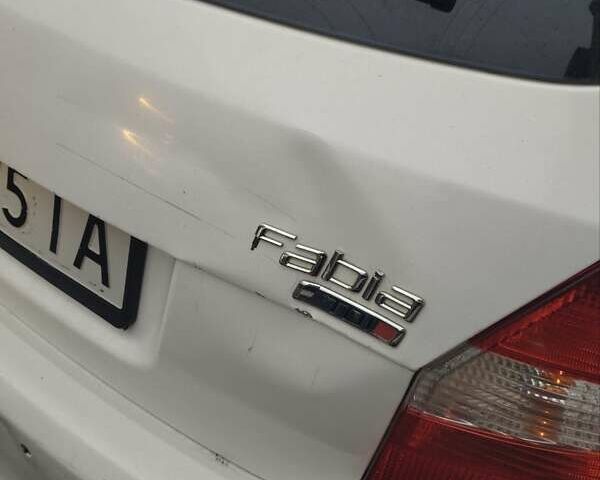 Белый Шкода Фабия, объемом двигателя 1.6 л и пробегом 290 тыс. км за 4800 $, фото 3 на Automoto.ua