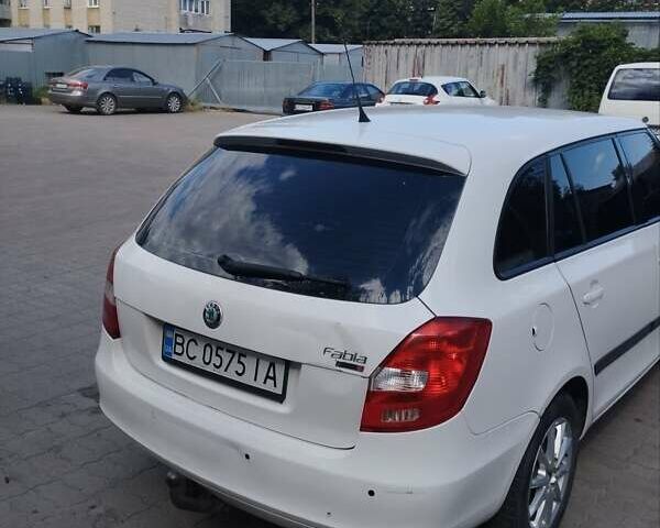 Белый Шкода Фабия, объемом двигателя 1.6 л и пробегом 290 тыс. км за 4800 $, фото 6 на Automoto.ua