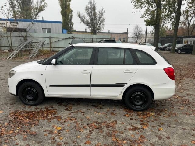 Белый Шкода Фабия, объемом двигателя 1.4 л и пробегом 250 тыс. км за 4300 $, фото 4 на Automoto.ua