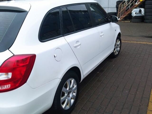 Белый Шкода Фабия, объемом двигателя 1.6 л и пробегом 230 тыс. км за 5300 $, фото 5 на Automoto.ua