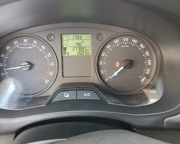 Белый Шкода Фабия, объемом двигателя 1.6 л и пробегом 280 тыс. км за 5000 $, фото 14 на Automoto.ua