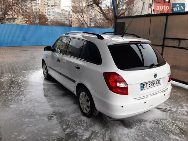 Белый Шкода Фабия, объемом двигателя 1.2 л и пробегом 197 тыс. км за 4900 $, фото 2 на Automoto.ua