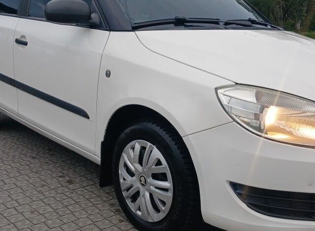 Белый Шкода Фабия, объемом двигателя 1.2 л и пробегом 248 тыс. км за 4850 $, фото 4 на Automoto.ua