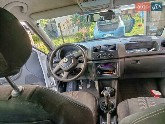 Белый Шкода Фабия, объемом двигателя 1.6 л и пробегом 280 тыс. км за 5000 $, фото 12 на Automoto.ua