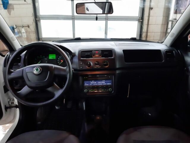 Белый Шкода Фабия, объемом двигателя 1.2 л и пробегом 197 тыс. км за 4900 $, фото 5 на Automoto.ua