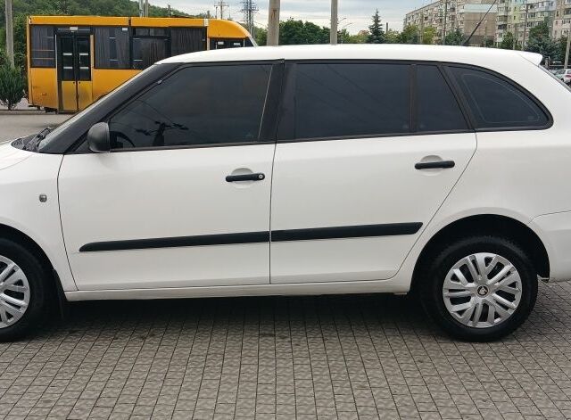 Белый Шкода Фабия, объемом двигателя 1.2 л и пробегом 248 тыс. км за 4850 $, фото 12 на Automoto.ua