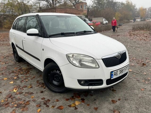 Белый Шкода Фабия, объемом двигателя 1.4 л и пробегом 250 тыс. км за 4300 $, фото 3 на Automoto.ua