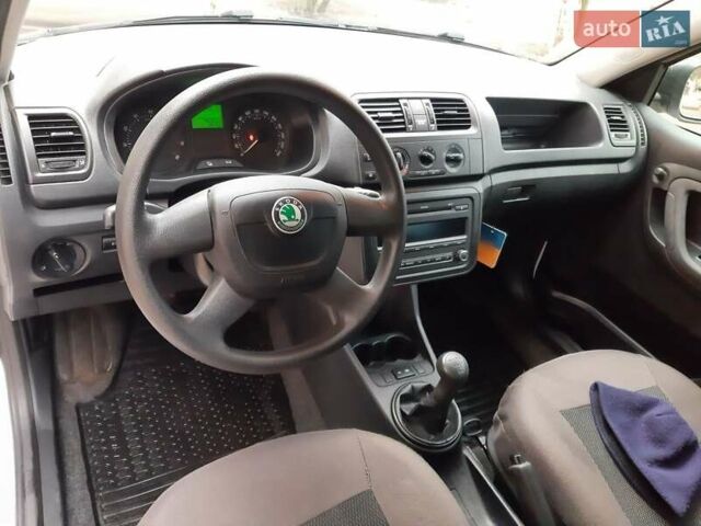 Белый Шкода Фабия, объемом двигателя 1.2 л и пробегом 197 тыс. км за 4900 $, фото 5 на Automoto.ua