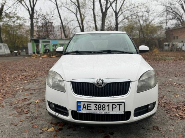 Белый Шкода Фабия, объемом двигателя 1.4 л и пробегом 250 тыс. км за 4300 $, фото 2 на Automoto.ua