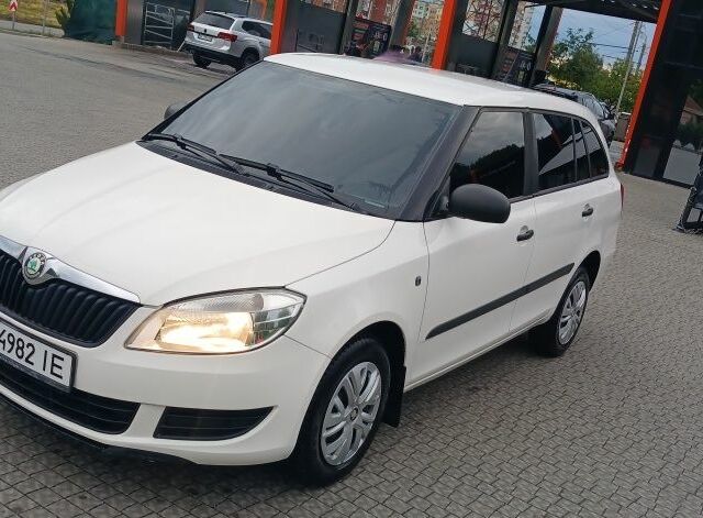 Белый Шкода Фабия, объемом двигателя 1.2 л и пробегом 248 тыс. км за 4850 $, фото 1 на Automoto.ua