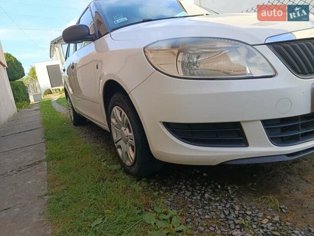 Белый Шкода Фабия, объемом двигателя 1.6 л и пробегом 280 тыс. км за 5000 $, фото 1 на Automoto.ua