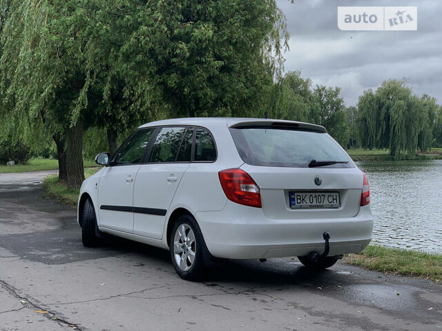 Белый Шкода Фабия, объемом двигателя 1.6 л и пробегом 252 тыс. км за 6000 $, фото 1 на Automoto.ua