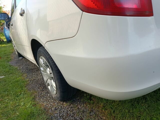 Белый Шкода Фабия, объемом двигателя 1.6 л и пробегом 280 тыс. км за 5000 $, фото 3 на Automoto.ua