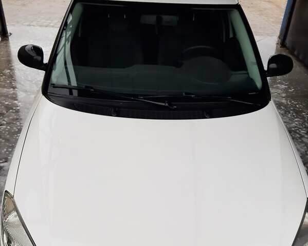 Белый Шкода Фабия, объемом двигателя 1.2 л и пробегом 197 тыс. км за 4900 $, фото 3 на Automoto.ua