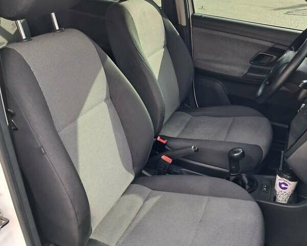 Шкода Фабия 2010 в Львове на Automoto.ua Белый Шкода Фабия, объемом двигателя 1.6 л и пробегом 350 тыс. км за 5800 $, фото 16 на Automoto.ua