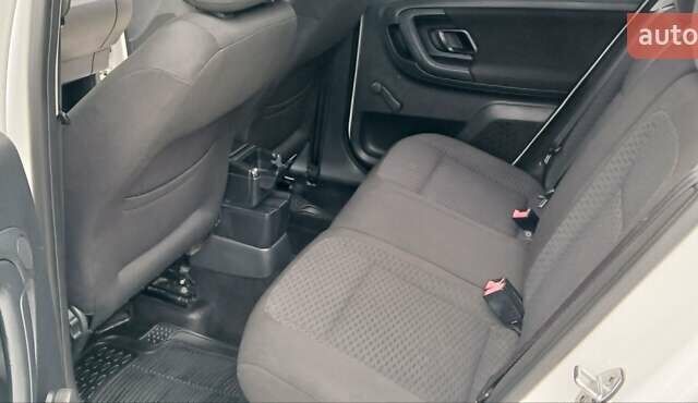 Білий Шкода Фабія, об'ємом двигуна 1.4 л та пробігом 220 тис. км за 5800 $, фото 3 на Automoto.ua