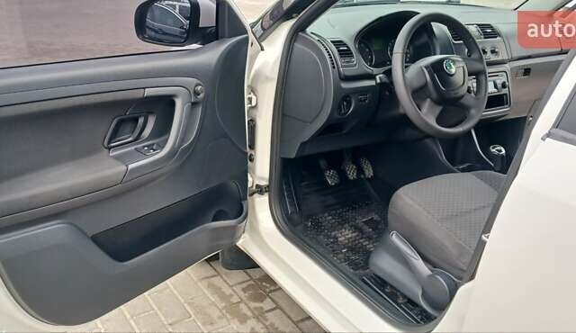 Білий Шкода Фабія, об'ємом двигуна 1.4 л та пробігом 220 тис. км за 5800 $, фото 2 на Automoto.ua