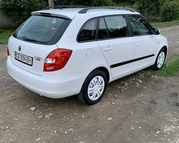 Белый Шкода Фабия, объемом двигателя 1.6 л и пробегом 350 тыс. км за 5700 $, фото 2 на Automoto.ua