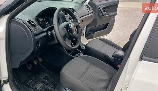 Білий Шкода Фабія, об'ємом двигуна 1.4 л та пробігом 220 тис. км за 5800 $, фото 5 на Automoto.ua