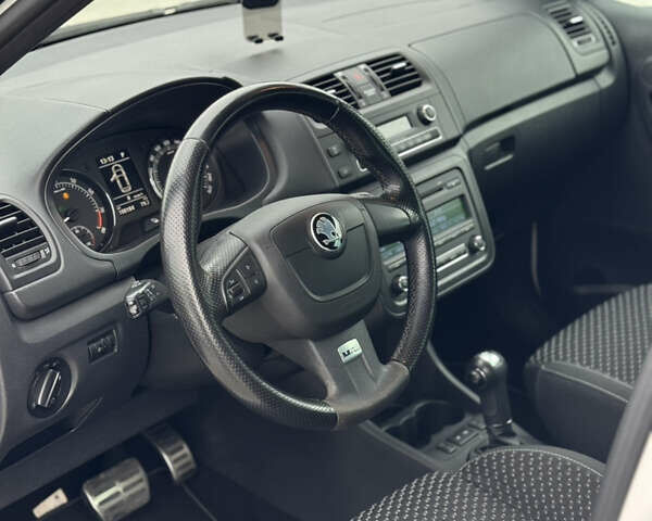 Белый Шкода Фабия, объемом двигателя 1.4 л и пробегом 188 тыс. км за 8350 $, фото 9 на Automoto.ua