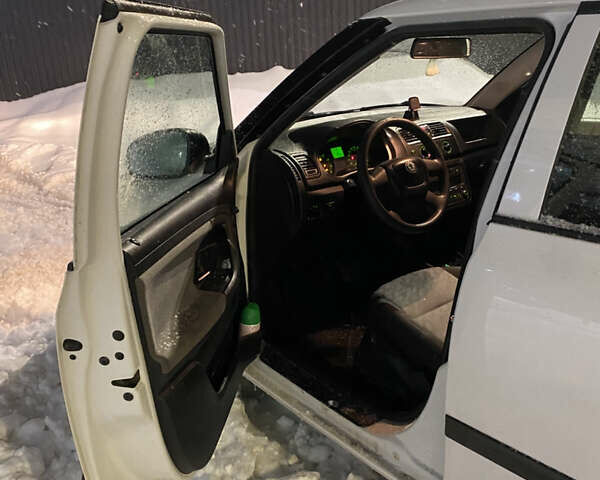 Белый Шкода Фабия, объемом двигателя 1.2 л и пробегом 230 тыс. км за 4100 $, фото 5 на Automoto.ua