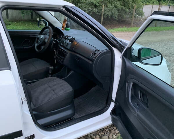 Белый Шкода Фабия, объемом двигателя 1.6 л и пробегом 350 тыс. км за 5700 $, фото 5 на Automoto.ua