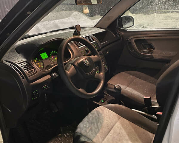 Белый Шкода Фабия, объемом двигателя 1.2 л и пробегом 230 тыс. км за 4100 $, фото 4 на Automoto.ua