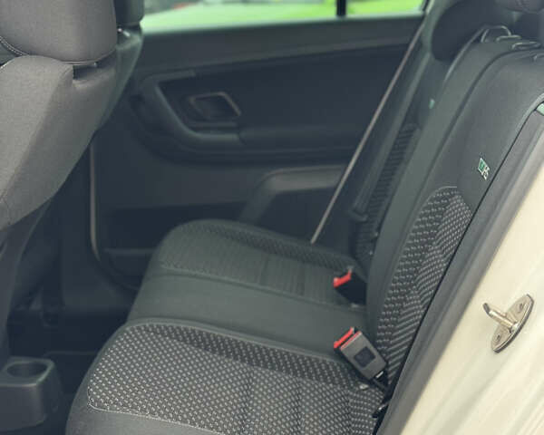 Белый Шкода Фабия, объемом двигателя 1.4 л и пробегом 188 тыс. км за 8350 $, фото 8 на Automoto.ua