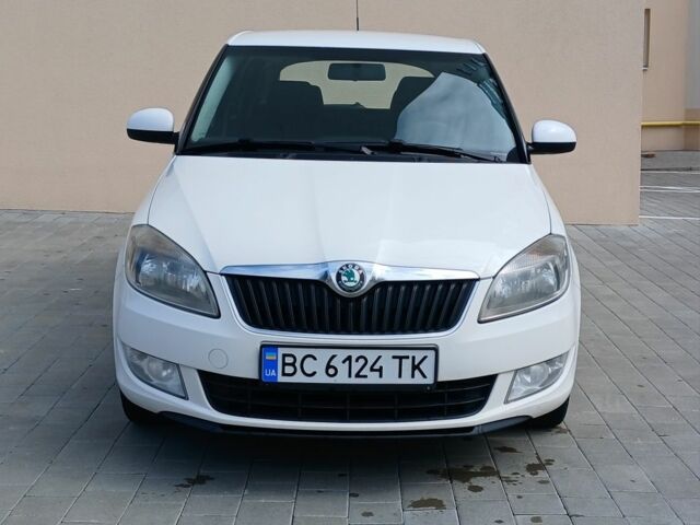 Белый Шкода Фабия, объемом двигателя 1.4 л и пробегом 220 тыс. км за 5800 $, фото 2 на Automoto.ua