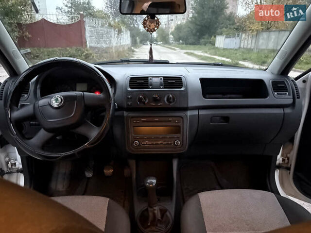 Белый Шкода Фабия, объемом двигателя 1.6 л и пробегом 330 тыс. км за 6250 $, фото 8 на Automoto.ua