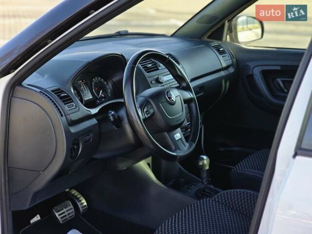 Белый Шкода Фабия, объемом двигателя 1.4 л и пробегом 188 тыс. км за 7950 $, фото 3 на Automoto.ua