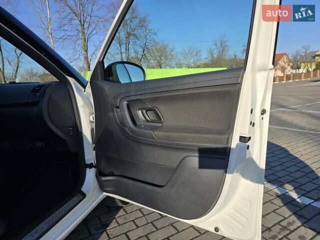 Белый Шкода Фабия, объемом двигателя 1.4 л и пробегом 188 тыс. км за 7950 $, фото 43 на Automoto.ua