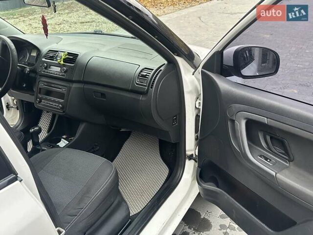 Білий Шкода Фабія, об'ємом двигуна 1.2 л та пробігом 275 тис. км за 5250 $, фото 8 на Automoto.ua