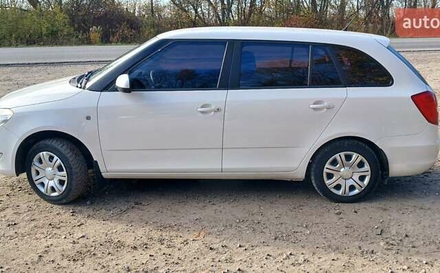 Білий Шкода Фабія, об'ємом двигуна 1.4 л та пробігом 220 тис. км за 5800 $, фото 1 на Automoto.ua