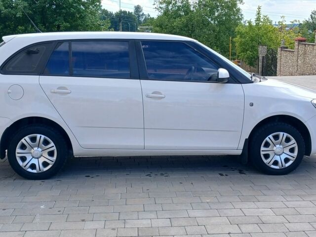 Белый Шкода Фабия, объемом двигателя 1.4 л и пробегом 220 тыс. км за 5800 $, фото 4 на Automoto.ua