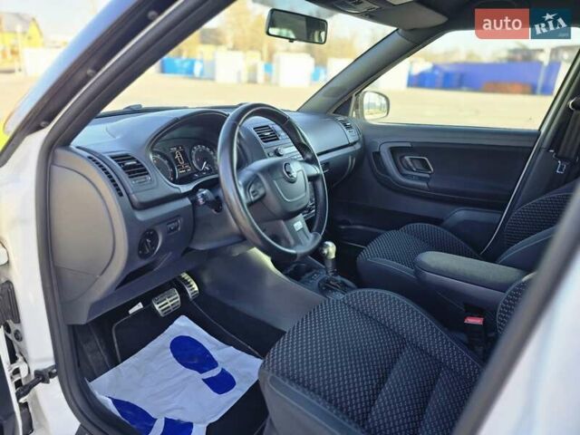 Белый Шкода Фабия, объемом двигателя 1.4 л и пробегом 188 тыс. км за 7950 $, фото 25 на Automoto.ua