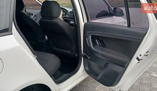 Белый Шкода Фабия, объемом двигателя 1.4 л и пробегом 220 тыс. км за 5600 $, фото 13 на Automoto.ua
