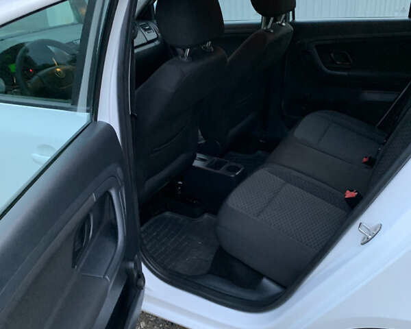 Белый Шкода Фабия, объемом двигателя 1.6 л и пробегом 350 тыс. км за 5700 $, фото 8 на Automoto.ua