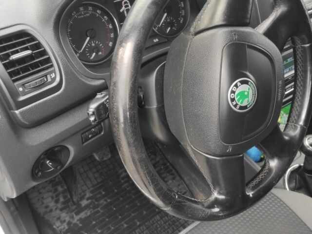 Шкода Фабия 2011 в Ужгороде на Automoto.ua Белый Шкода Фабия, объемом двигателя 1.6 л и пробегом 219 тыс. км за 5700 $, фото 1 на Automoto.ua