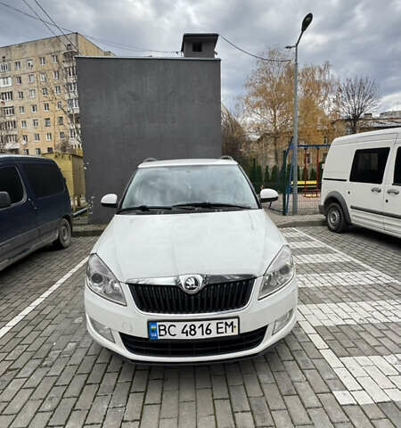 Белый Шкода Фабия, объемом двигателя 1.2 л и пробегом 195 тыс. км за 5500 $, фото 2 на Automoto.ua