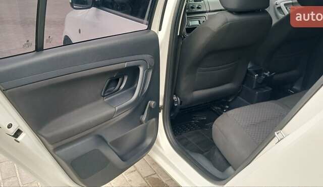 Білий Шкода Фабія, об'ємом двигуна 1.4 л та пробігом 220 тис. км за 5800 $, фото 4 на Automoto.ua