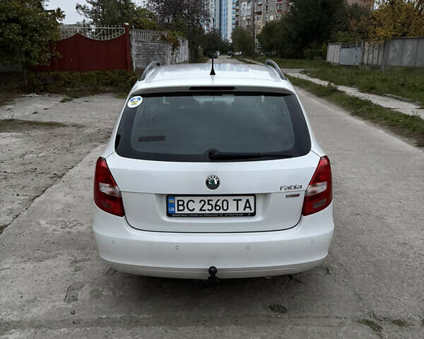 Белый Шкода Фабия, объемом двигателя 1.6 л и пробегом 330 тыс. км за 6250 $, фото 5 на Automoto.ua