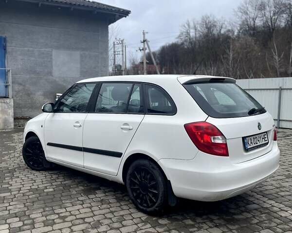 Белый Шкода Фабия, объемом двигателя 1.6 л и пробегом 307 тыс. км за 5150 $, фото 3 на Automoto.ua