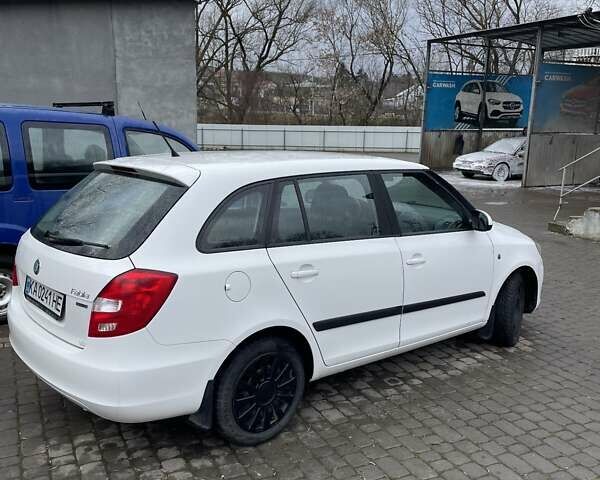 Белый Шкода Фабия, объемом двигателя 1.6 л и пробегом 307 тыс. км за 5150 $, фото 6 на Automoto.ua