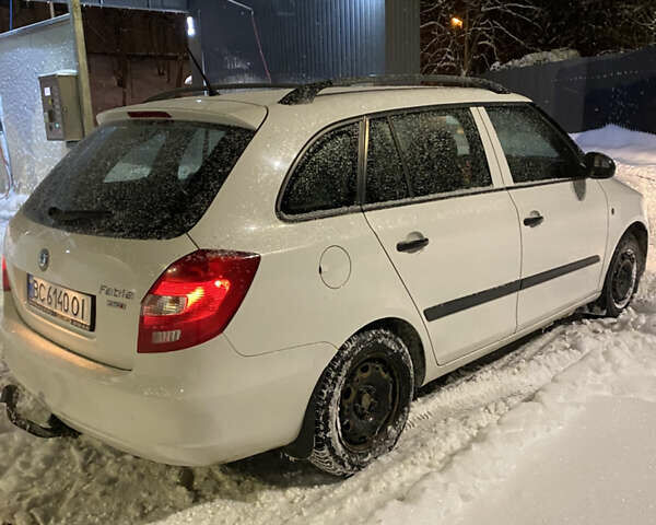 Белый Шкода Фабия, объемом двигателя 1.2 л и пробегом 230 тыс. км за 4100 $, фото 3 на Automoto.ua