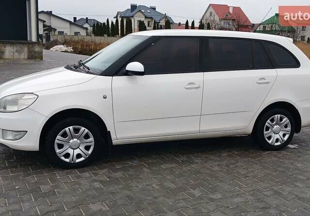 Белый Шкода Фабия, объемом двигателя 1.4 л и пробегом 220 тыс. км за 5600 $, фото 6 на Automoto.ua