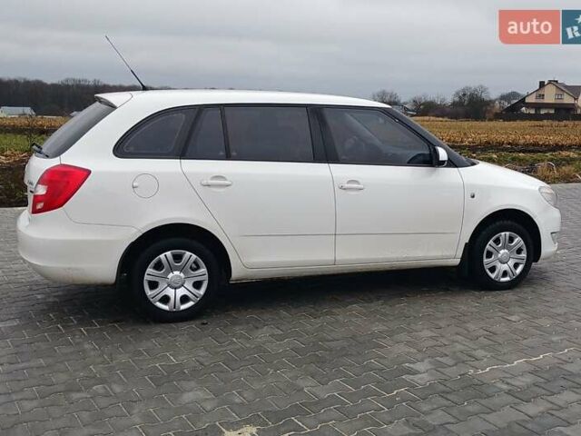 Белый Шкода Фабия, объемом двигателя 1.4 л и пробегом 220 тыс. км за 5600 $, фото 2 на Automoto.ua