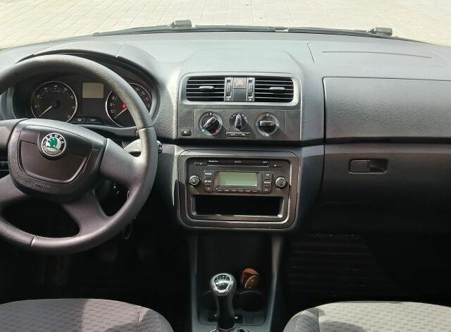 Белый Шкода Фабия, объемом двигателя 1.4 л и пробегом 220 тыс. км за 5800 $, фото 18 на Automoto.ua