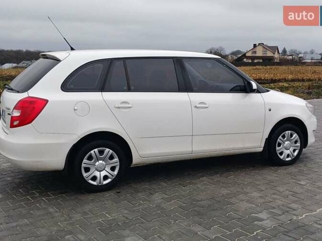 Белый Шкода Фабия, объемом двигателя 1.4 л и пробегом 220 тыс. км за 5600 $, фото 3 на Automoto.ua